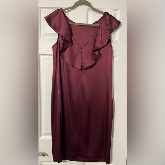 St. John sheath shift dress with ruffled neckline and V neck back size 12 - Picture 3 of 6